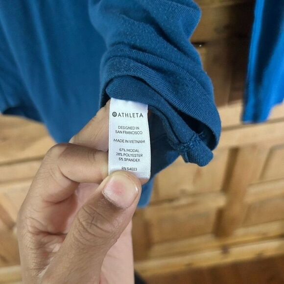 Athleta XS Blue V-Neck Long Sleeve T-Shirt Pullover - Picture 4 of 7